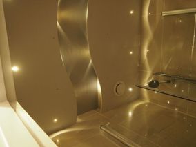 Moderni kylpyhuone graafisesti muotoilluilla seinillä.